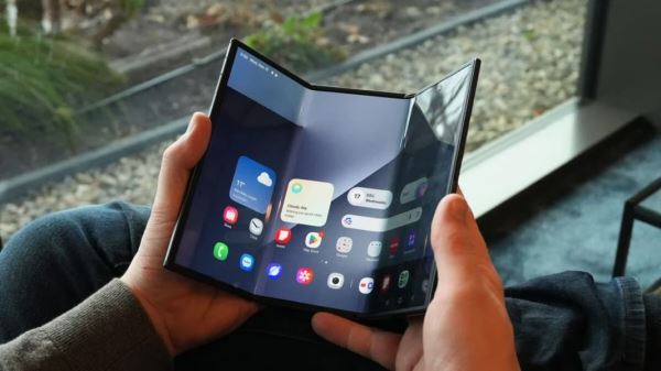 skladyvaemyj-vtroe-smartfon-samsung-galaxy-z-trifold-ne-stal-provalom-kompanija-gotovit-vtoroe-pokolenie-smartfona-d5ba79b.jpg