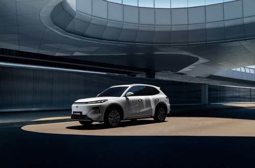 v-rossii-predstavlen-novyj-gibridnyj-krossover-geely-ex5-em-r-s-uvelichennym-zapasom-hoda-b57043b.png